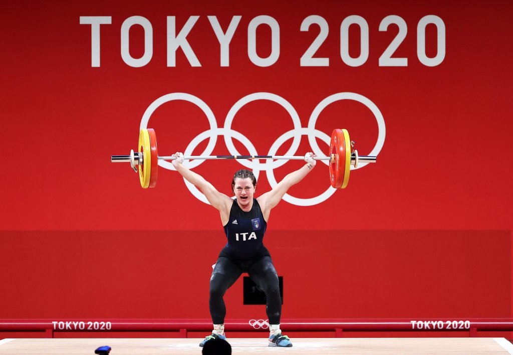 L'italiana Giorgia Bordignon gareggia nella gara di Snatch 64 kg Gruppo A femminile durante le gare di sollevamento pesi dei Giochi Olimpici di Tokyo 2020 al Tokyo International Forum di Tokyo.