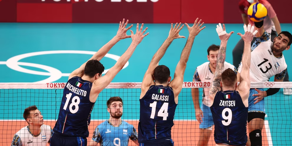 L'Italia di pallavolo impegnata nel match contro l'Argentina alle Olimpiadi di Tokyo 2020