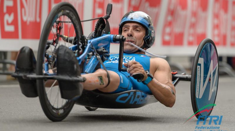 Giovanni Achenza impegnato nella frazione a handbike