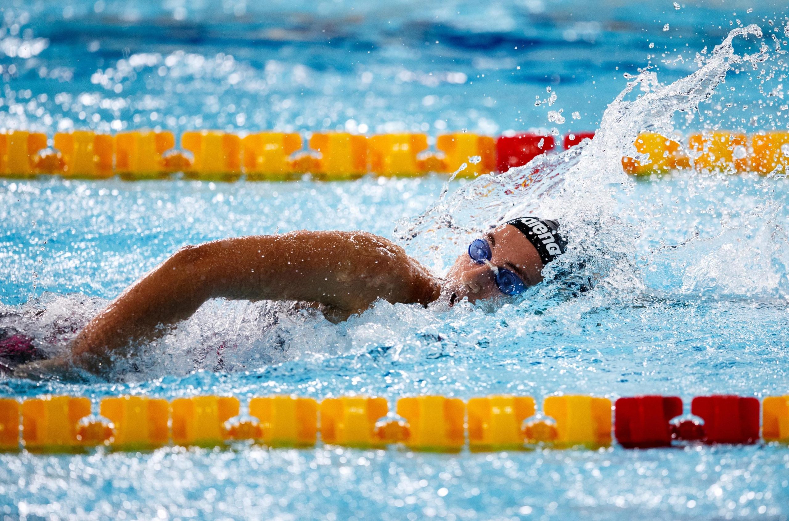 Il nuoto avanti e indietro nella vasca in quattro stili Sportopolis
