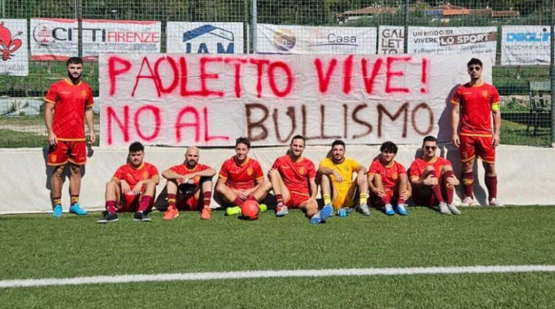 Lupi Roma Outsport alla Finocchiona Cup. I giocatori sono in posa intorno allo striscione "Paoletto vive! No al bullismo!"